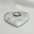 Anillo Banda con textura Talla 8.5