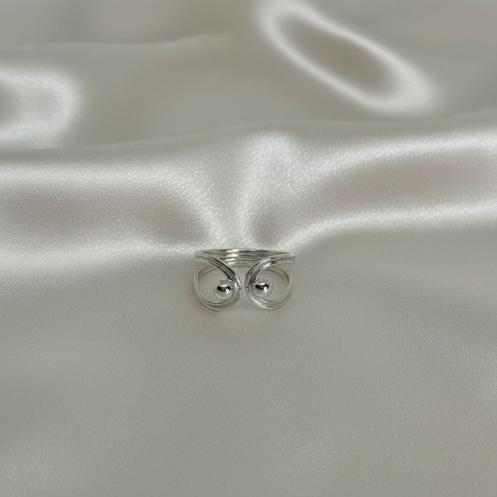 Anillo Abierto Doble Espiral Bolitas Centrales Talla 8