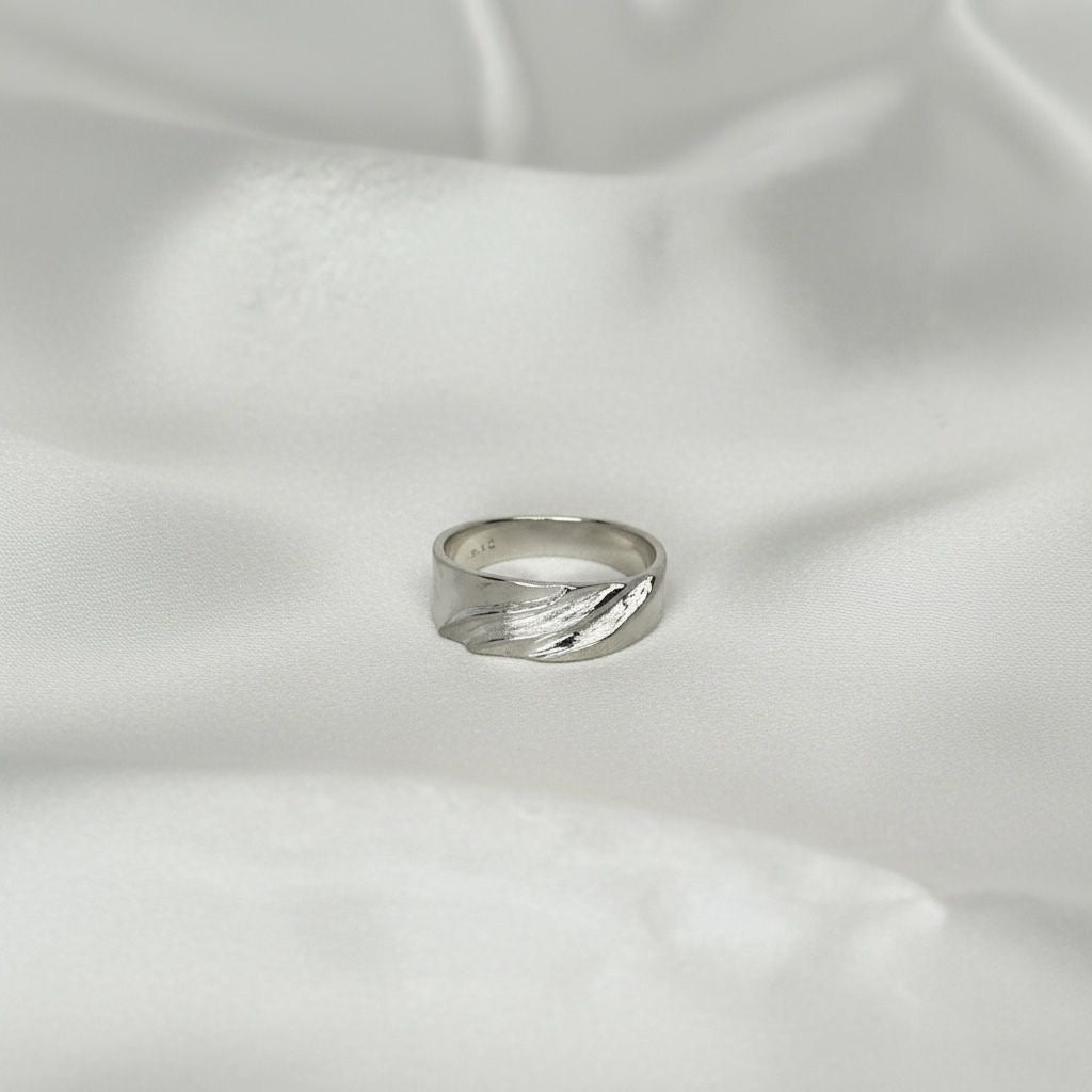Anillo Banda Pluma Grabada Talla 7
