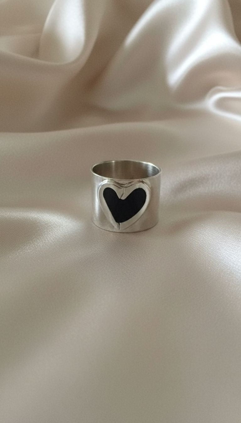 Anillo Sello Ancho Corazón Esmaltado Negro Bold Minimalista Talla 8