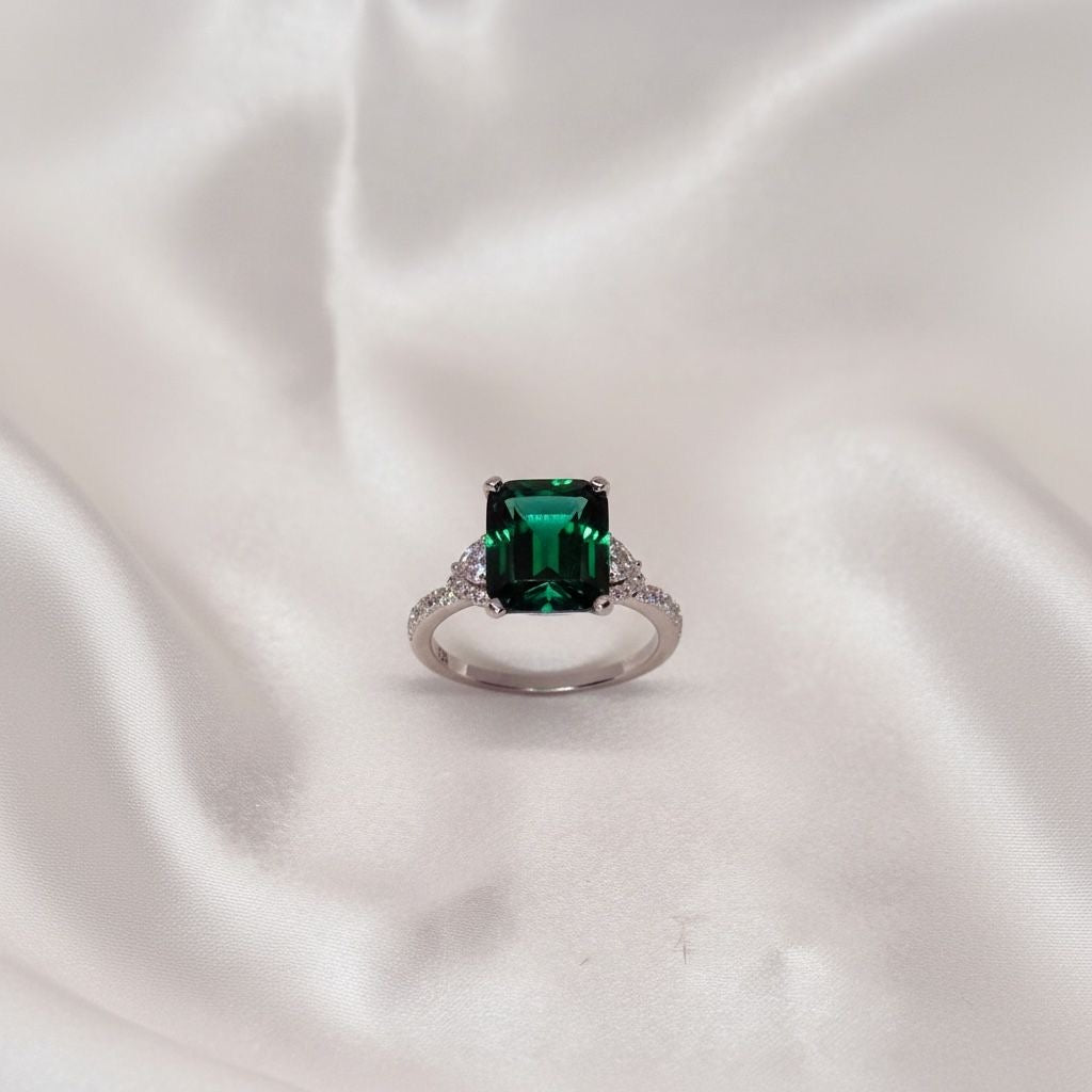 Anillo Esmeralda Cushion Tres Piedras Talla 7