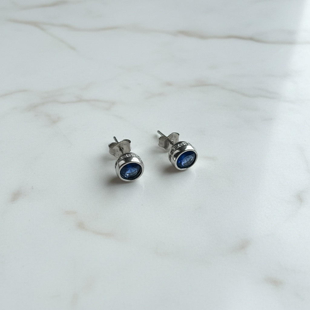 Aretes Topo Zafiro Azul en Bisel de Plata