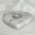 Anillo Banda Trenzada Diagonal Pavé Milgrain Talla 7.5