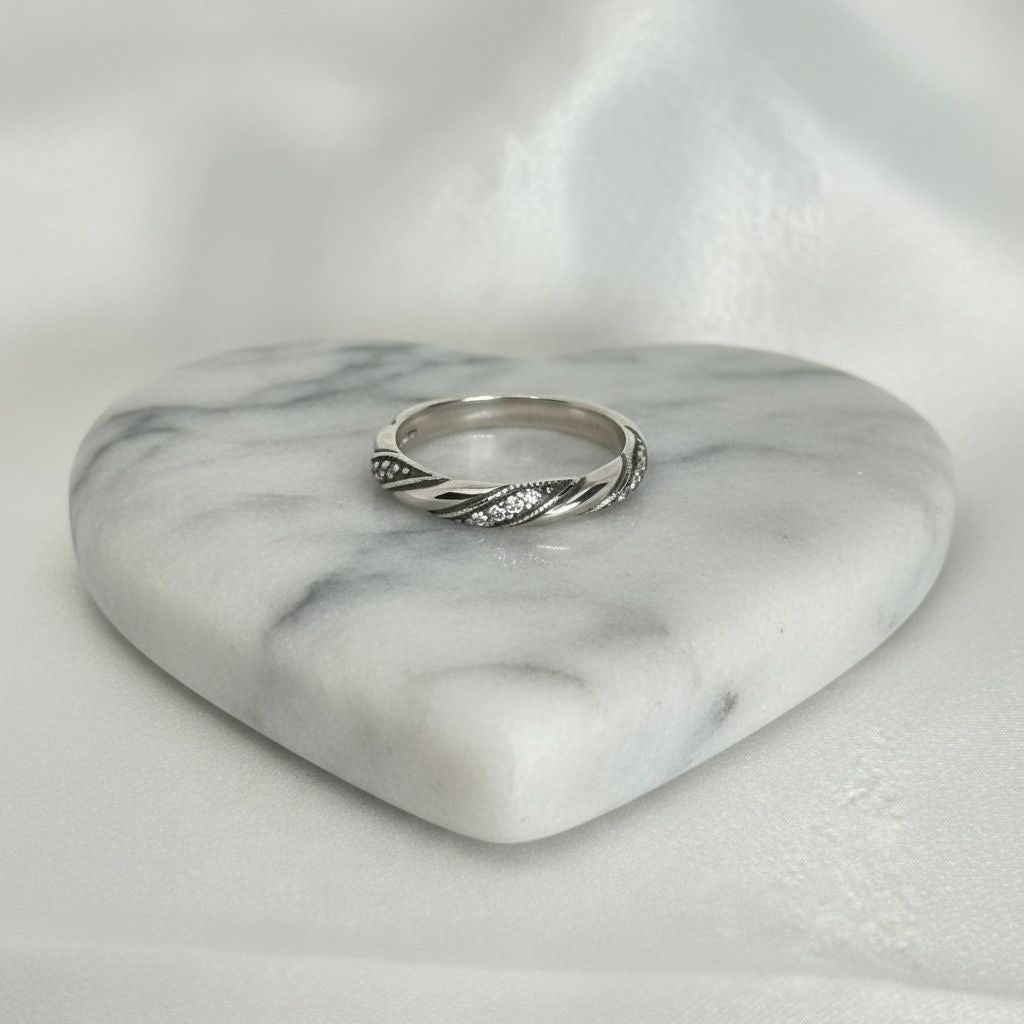 Anillo Banda Trenzada Diagonal Pavé Milgrain Talla 7.5