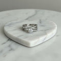 Anillo Solitario Diamante Redondo Triple Banda Pavé Cruzada Talla 8