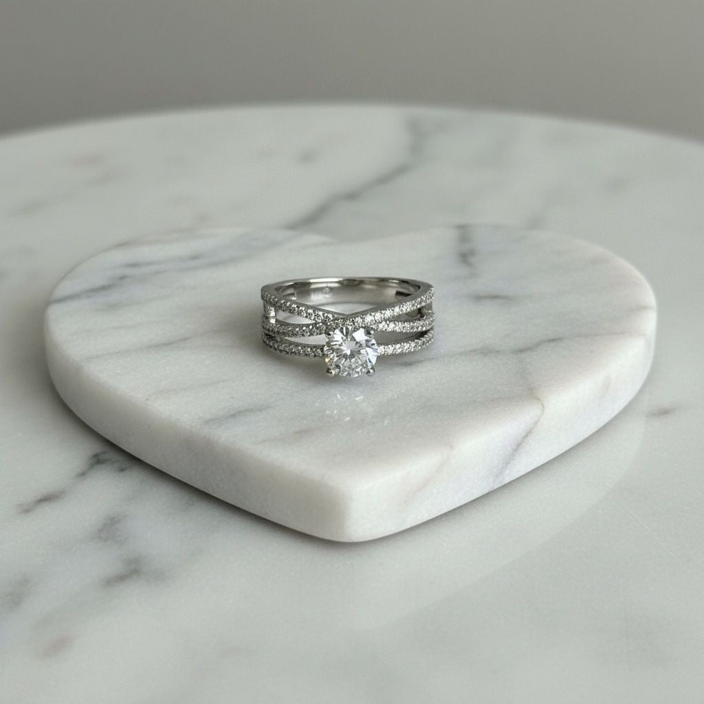 Anillo Solitario Diamante Redondo Triple Banda Pavé Cruzada Talla 8