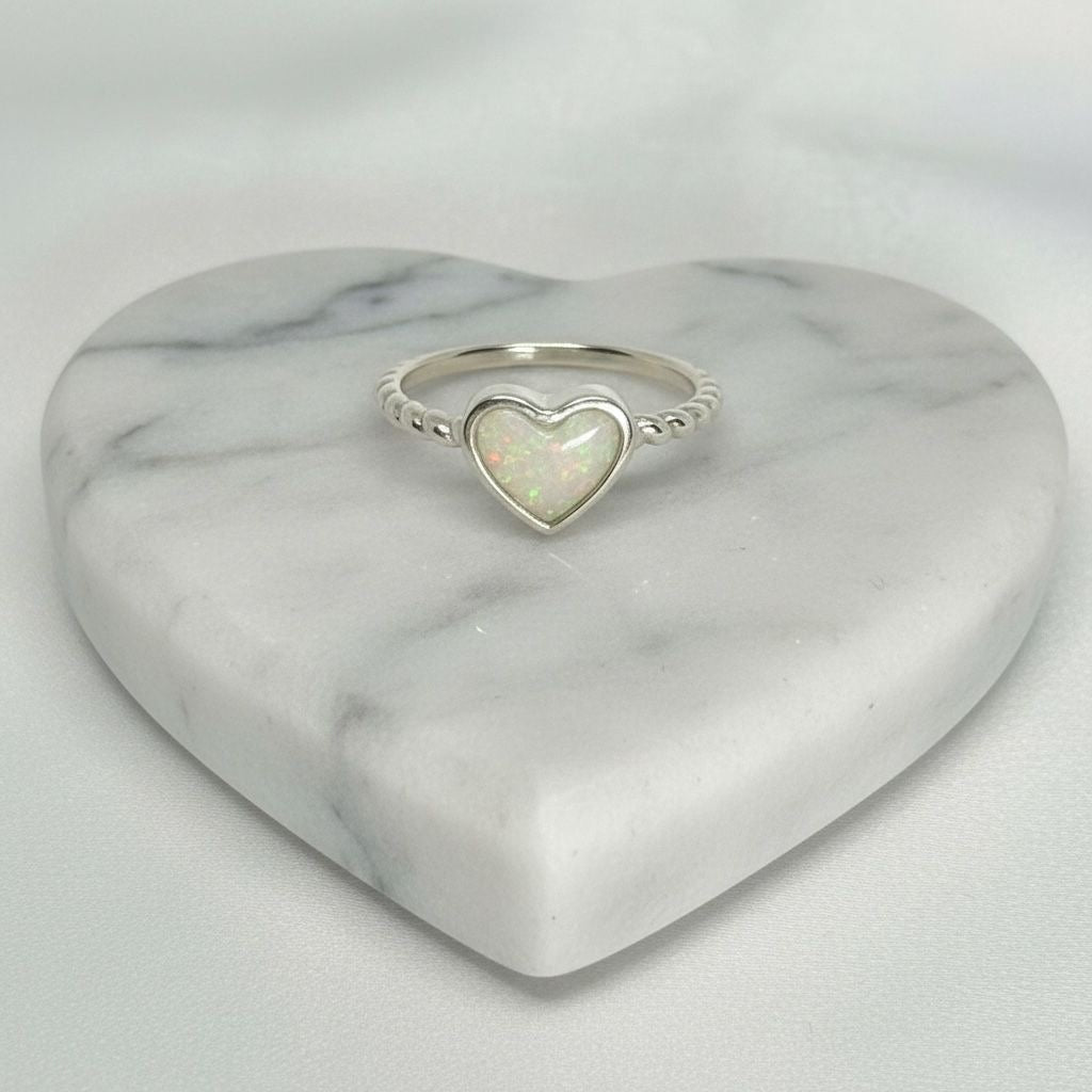 Anillo Corazón Ópalo Blanco Talla 8.5
