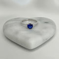 Anillo Solitario Zafiro Azul Redondo Seis Garras Banda Fina Talla 7.5