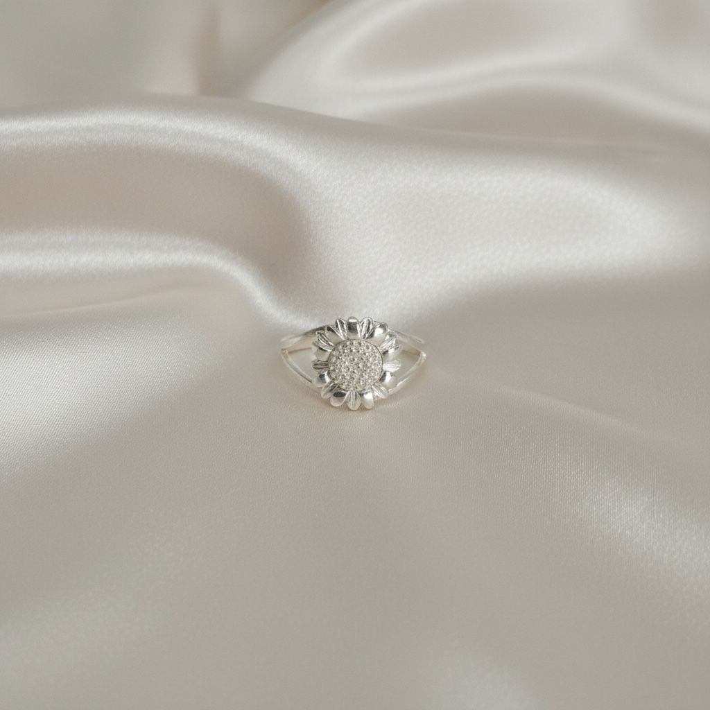 Anillo Girasol Sello Redondo Pavé Pétalos Relieve Talla 8.5
