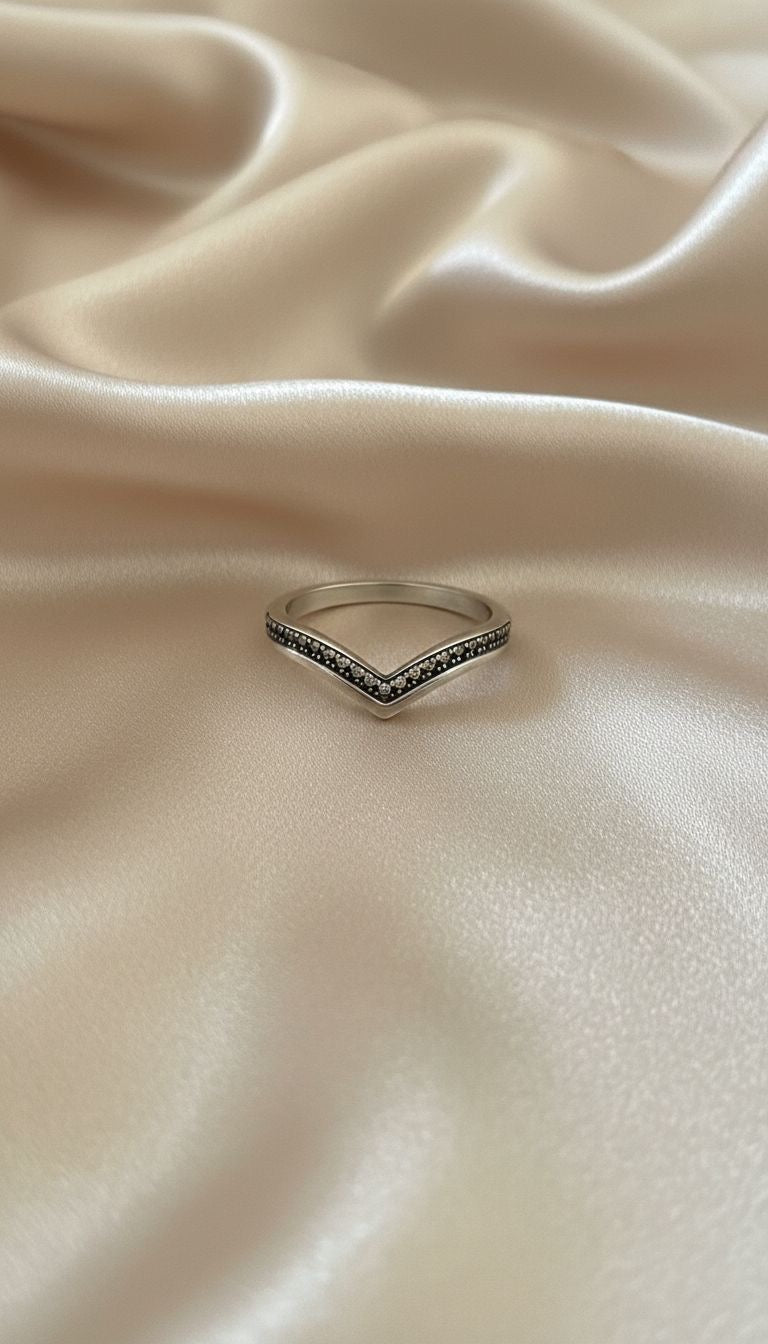 Anillo Chevron V Pavé Oxidado Zirconias Negras Vintage Talla 8