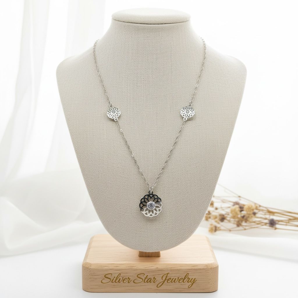 Collar Floral Calado con Cristal